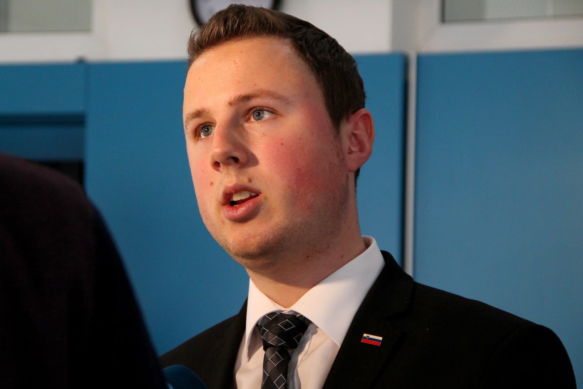 Žan Mahnič: »Švedski model sprejema beguncev je izvedljiv.«