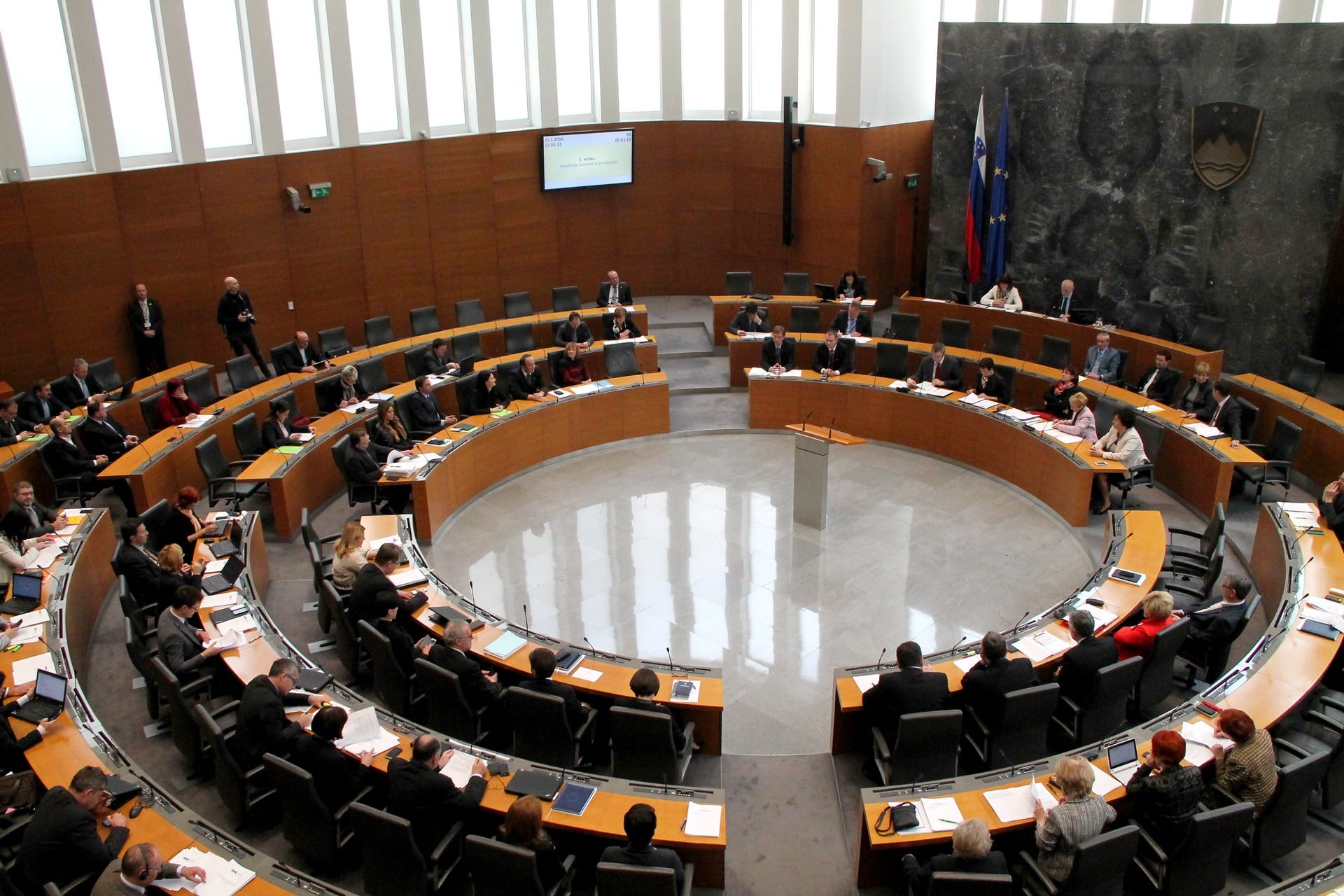 Poslanke in poslanci SDS: Republika Slovenija je država, ki postopno postaja vse bolj obkoljena.