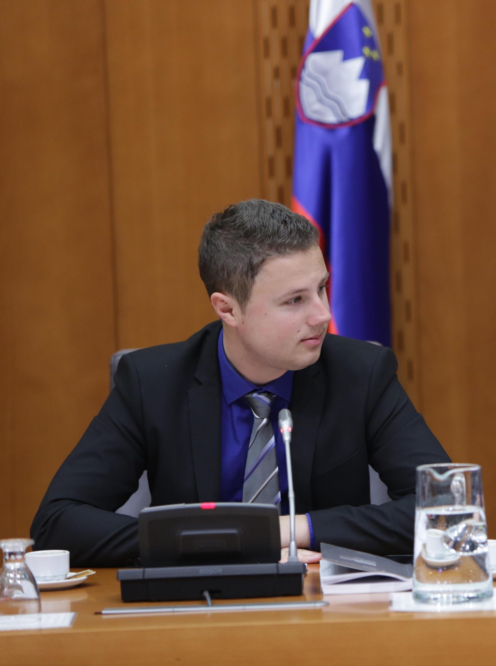 Žan Mahnič: Ali je bila za udeležbo na seji v Bruslju za brigadirja Davida Humarja kupljena letalska vozovnica?
