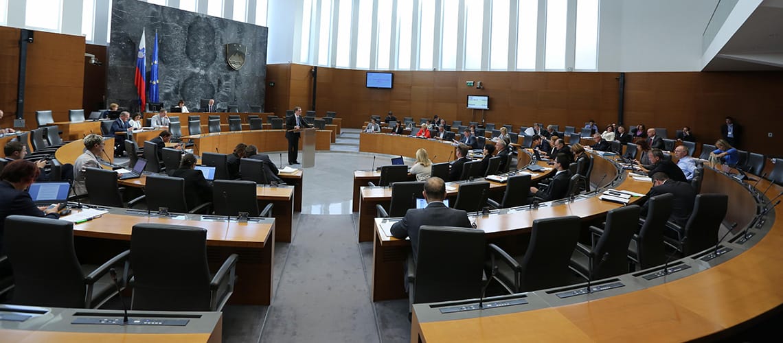 Poslanci SDS opozarjajo na neetična ravnanja poslanke SMC Irene Grošelj Košnik