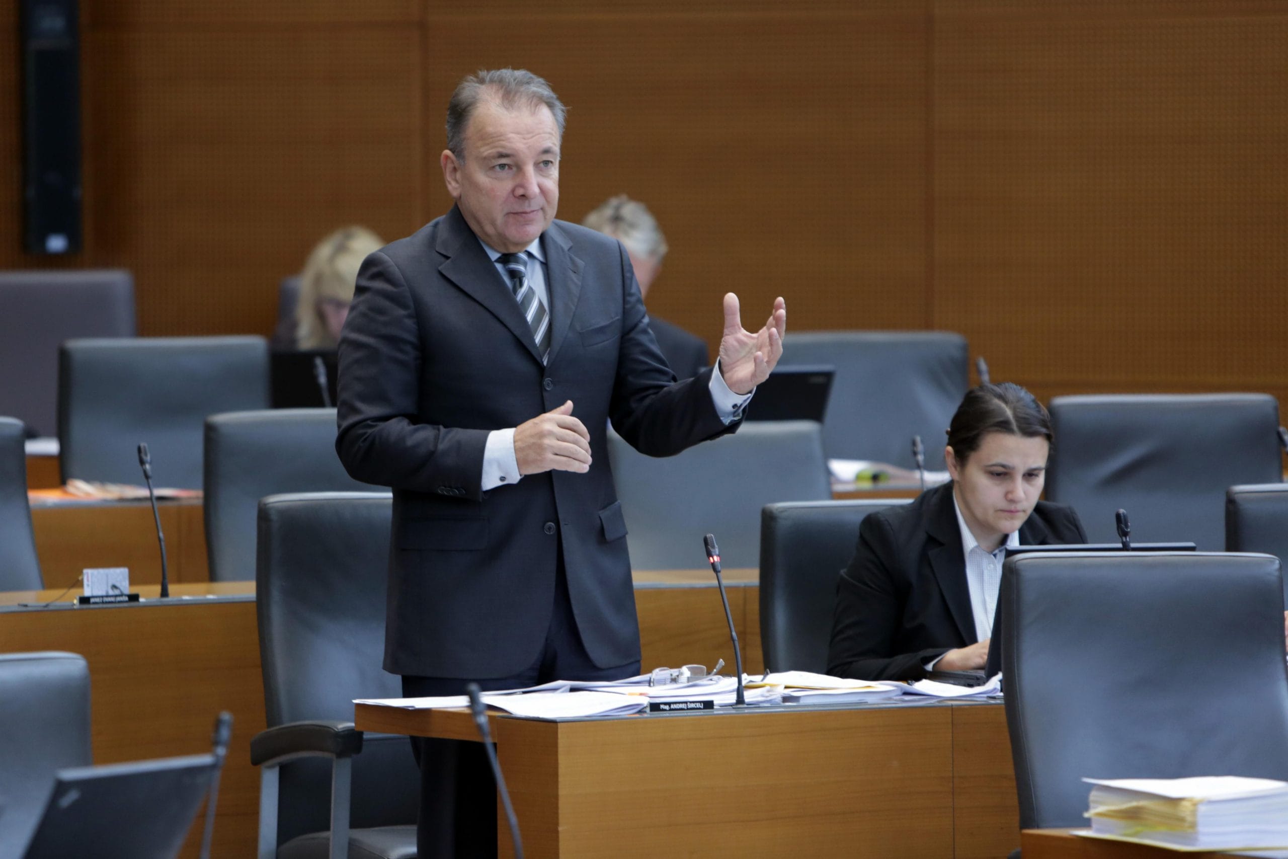 Zaradi prisluškovalne afere nastajajo dodatni stroški in zamude pri arbitraži