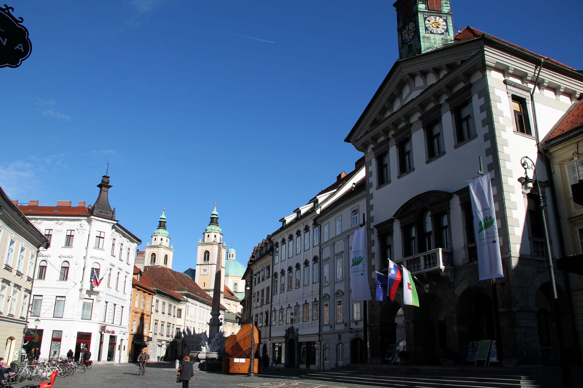 Mestni odbor SDS Ljubljana: Mestno upravo javno sprašujemo, kdo je plačnik letalskega prevoza?