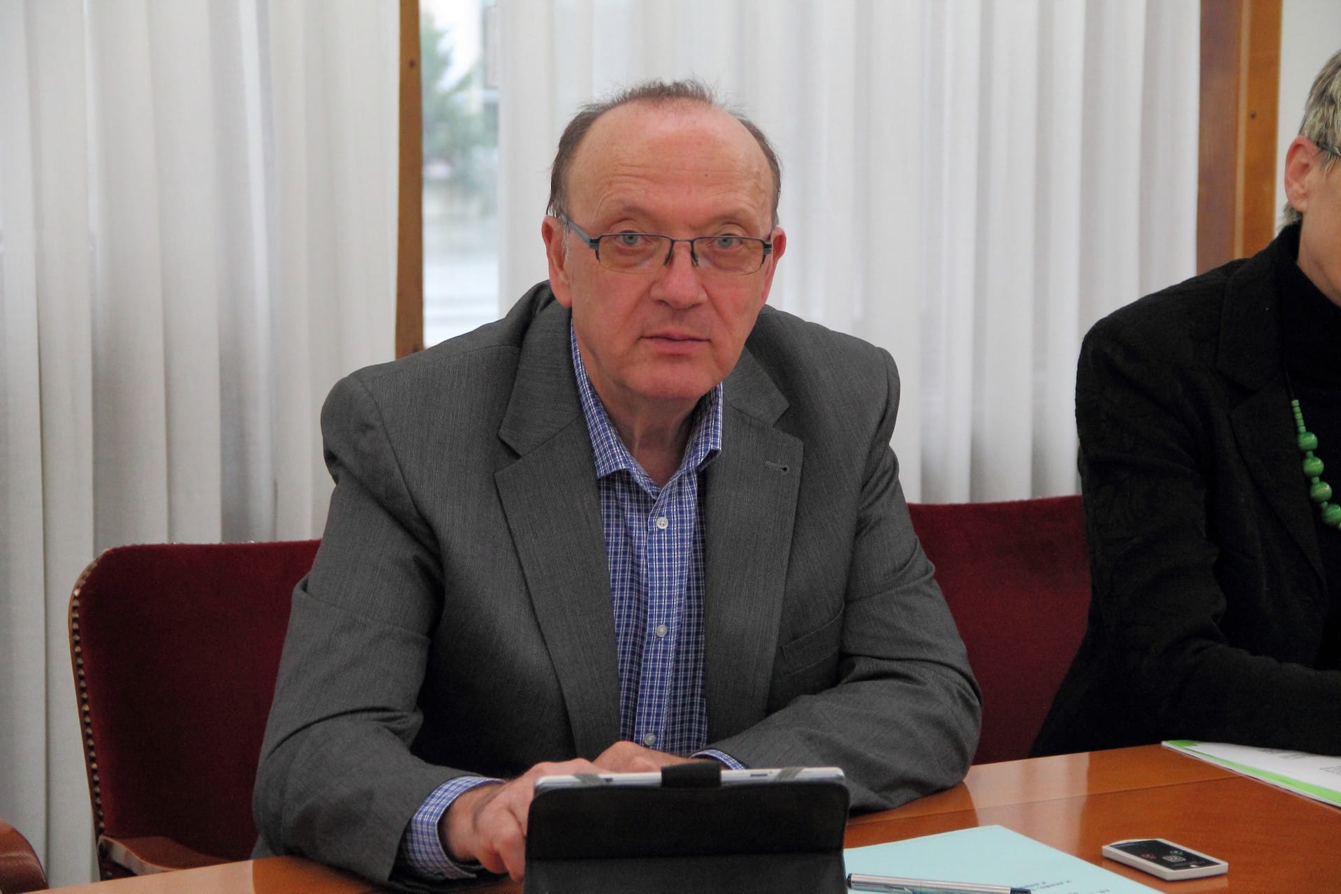 Za prosilca za azil država nameni približno 1300 evrov, minimalna plača za delavca pa je 553 evrov.