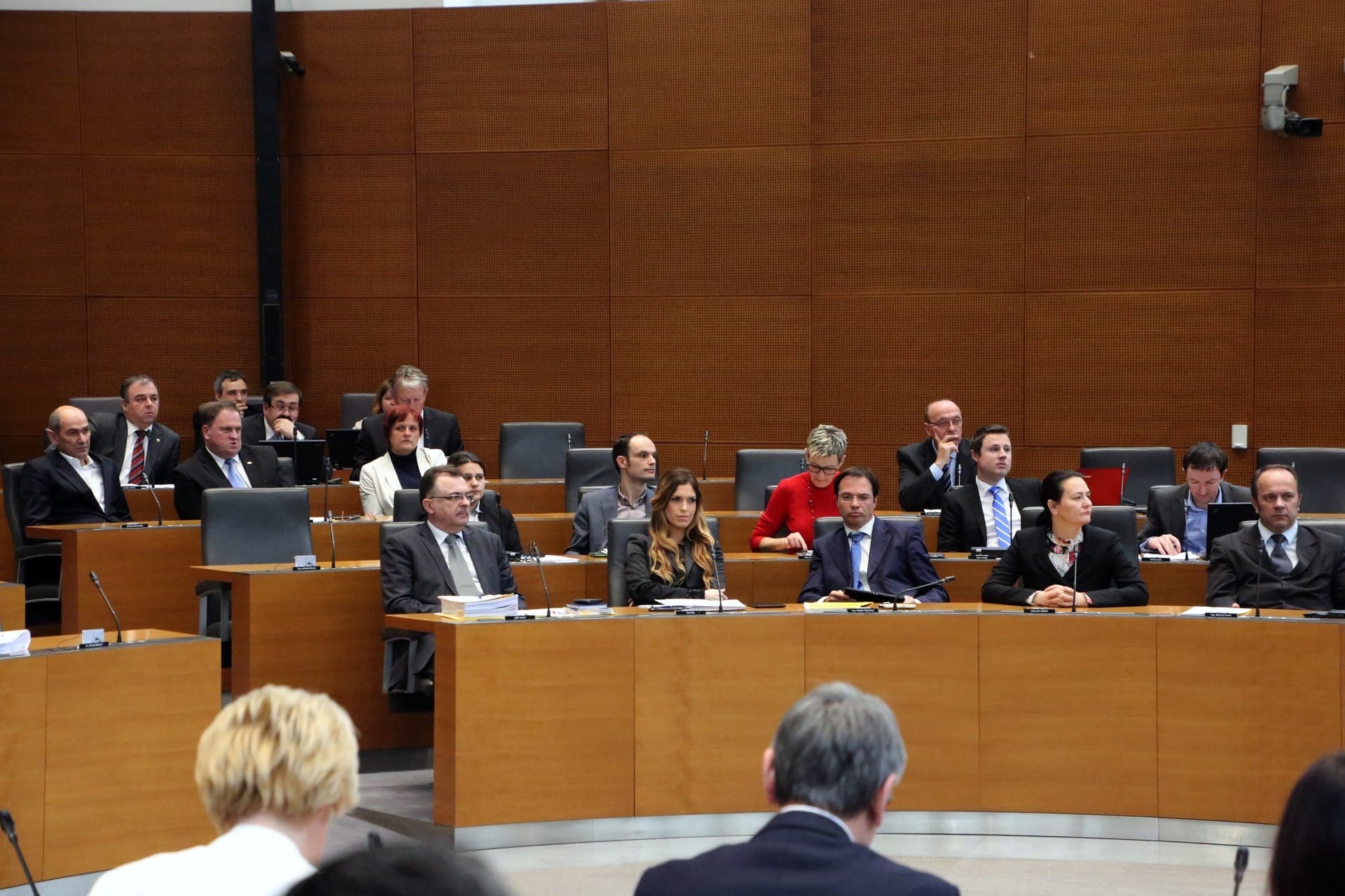 Danes izredna seja DZ: Z državnim premoženjem se upravlja netransparentno