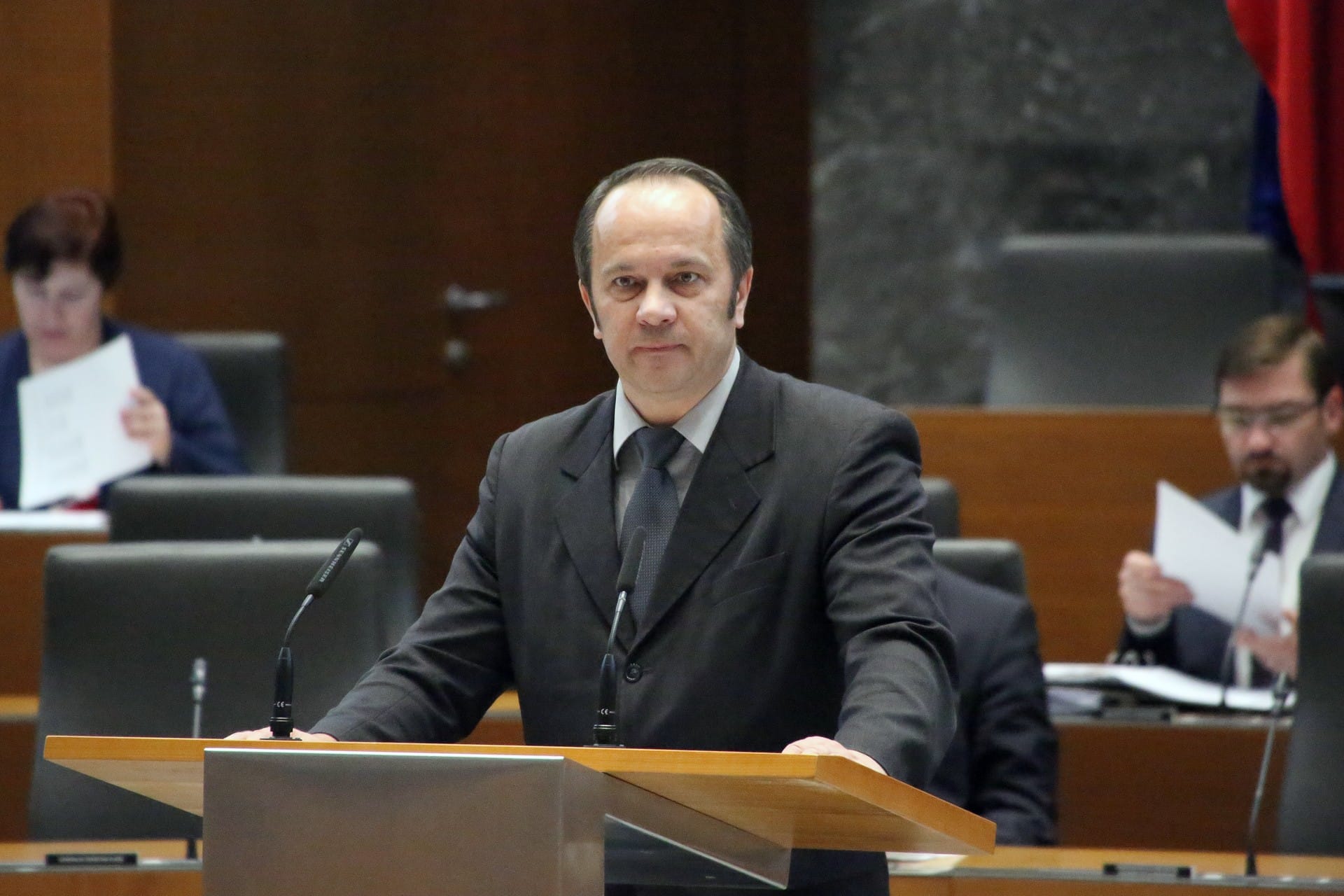 Ves demokratični svet že 100 let govori: »Left is left and right is right« torej »Levo je levo, desno je pa pravo«.