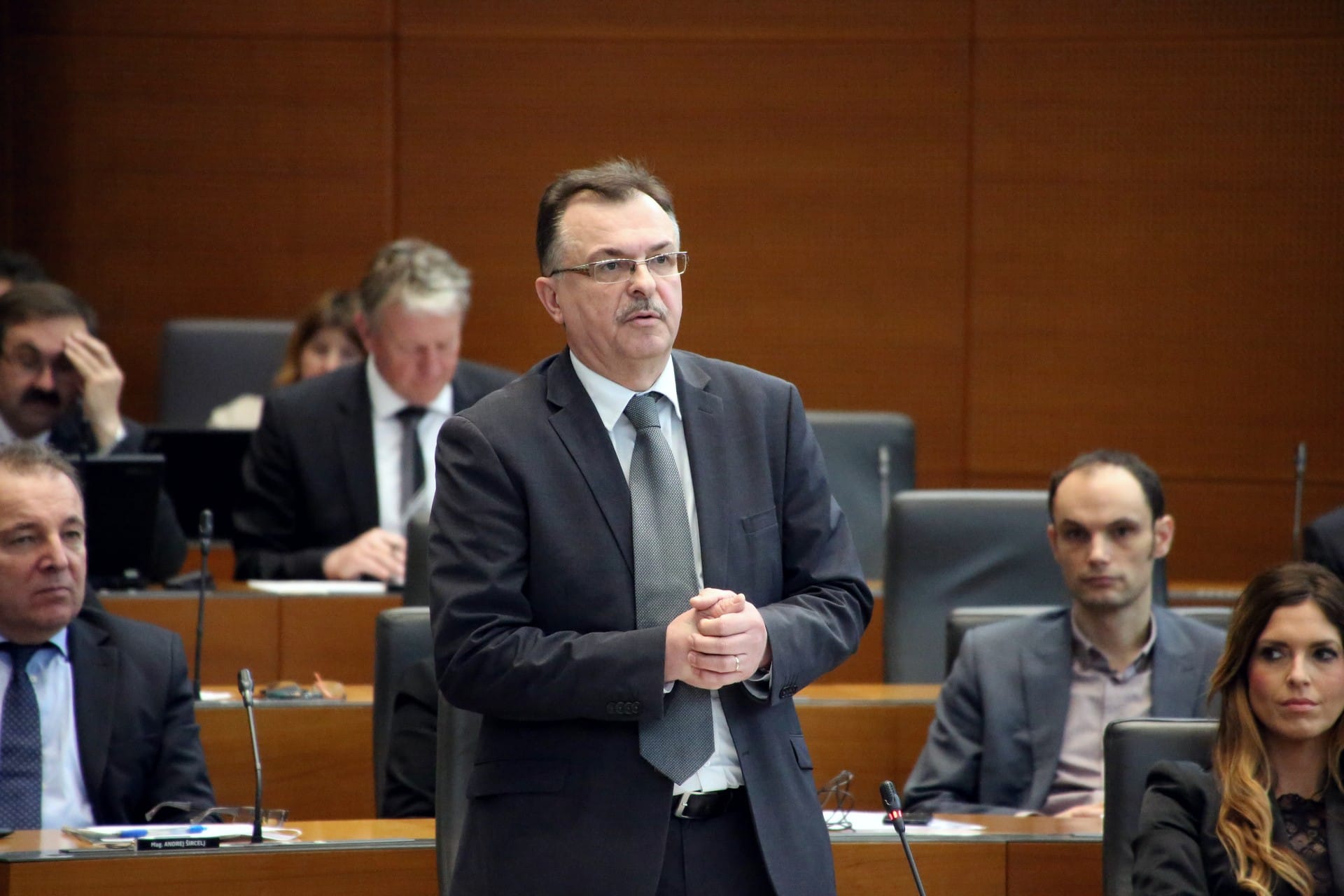 Zdi se, da si je vlada intimno želela padec kandidatov za Fiskalni svet