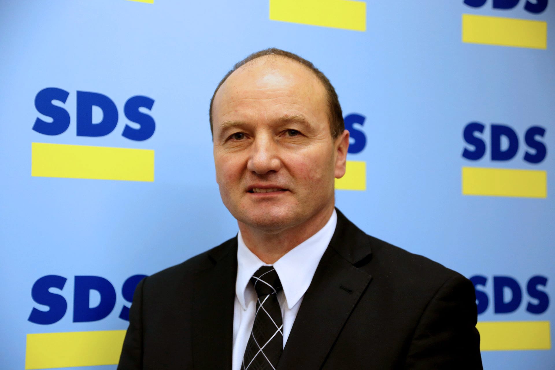 Vlada skuša utišati opozicijo in kritično civilno družbo