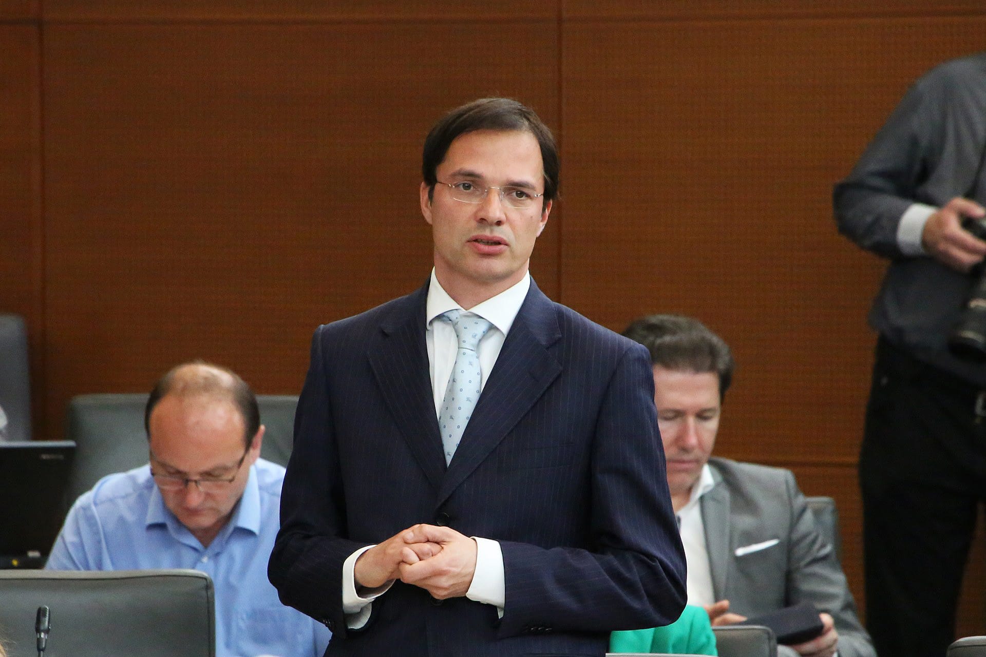 Evropska komisija zaradi strukturnega primanjkljaja degradirala vlado Mira Cerarja
