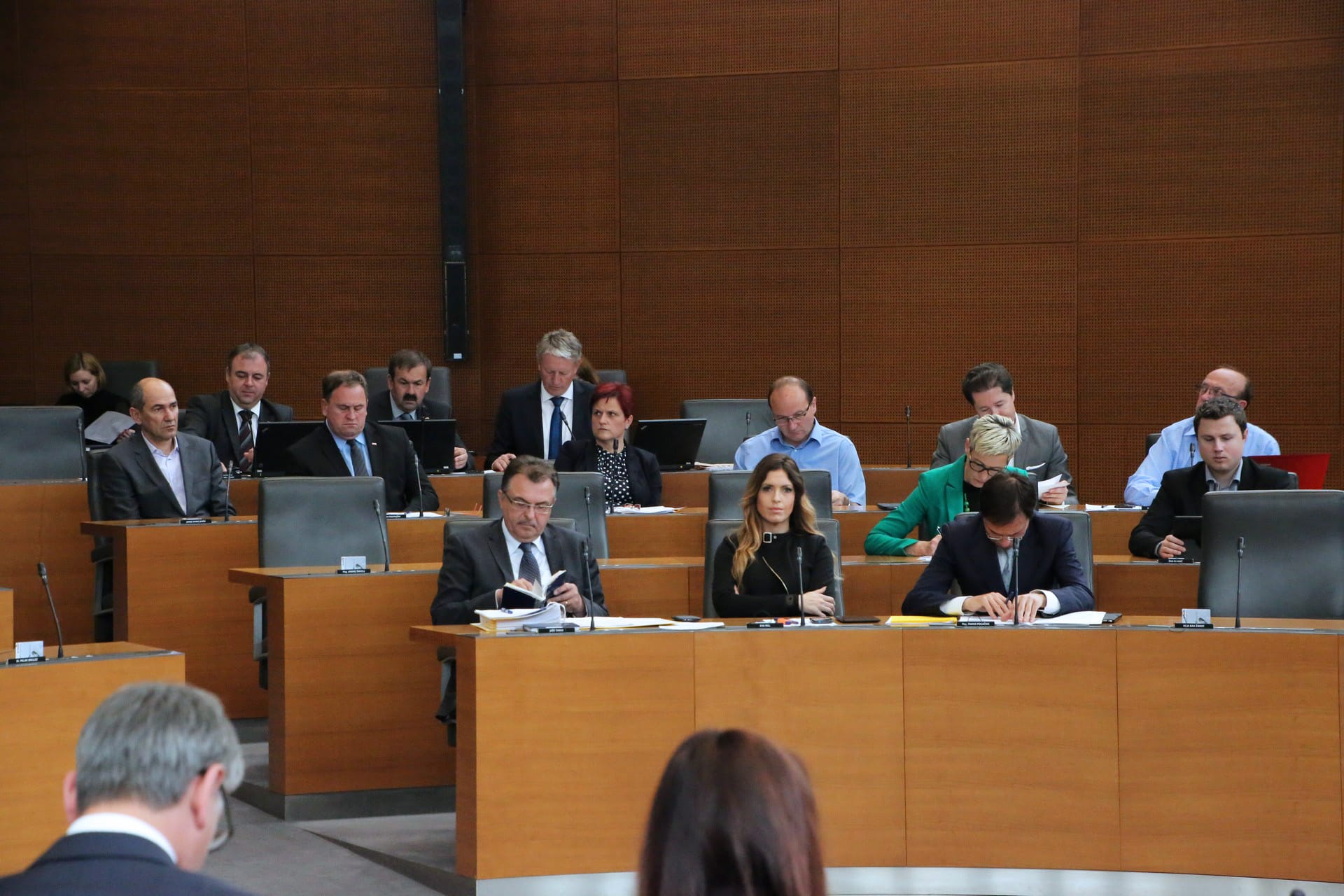 Poslanska skupina SDS za ukinitev prepovedi točenja neustekleničenega vina v gostinskih lokalih