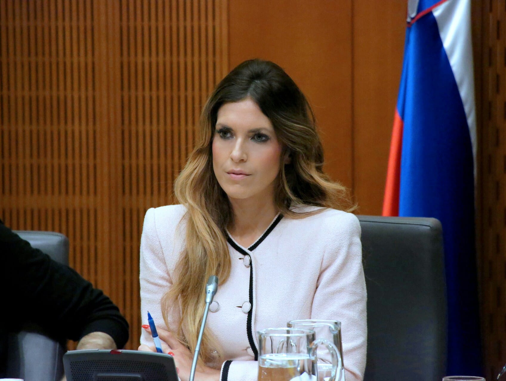 Eva Irgl sklicala sejo komisije, na kateri bodo obravnavali peticijo civilne iniciative glede načina odvzema otrok v primeru koroških dečkov