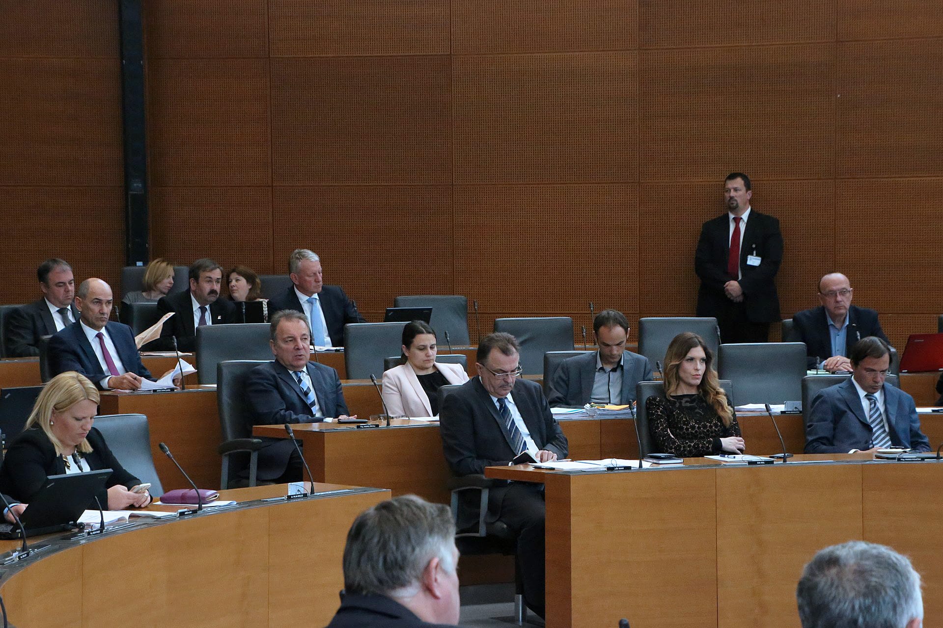 Na pobudo poslancev SDS o sistemskih ukrepih v panogi mlekarstva