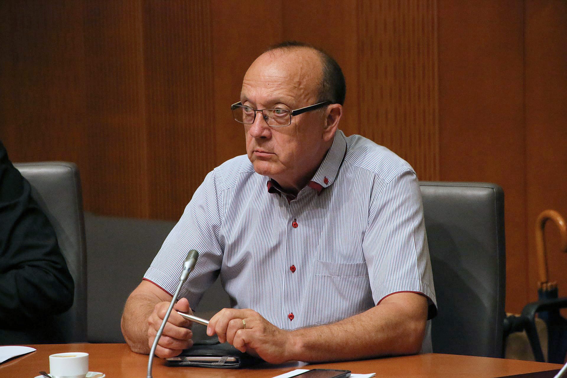Glede migrantske krize bi morala vlada pričeti voditi politiko, za katero so se odločile države Višegrajske skupine