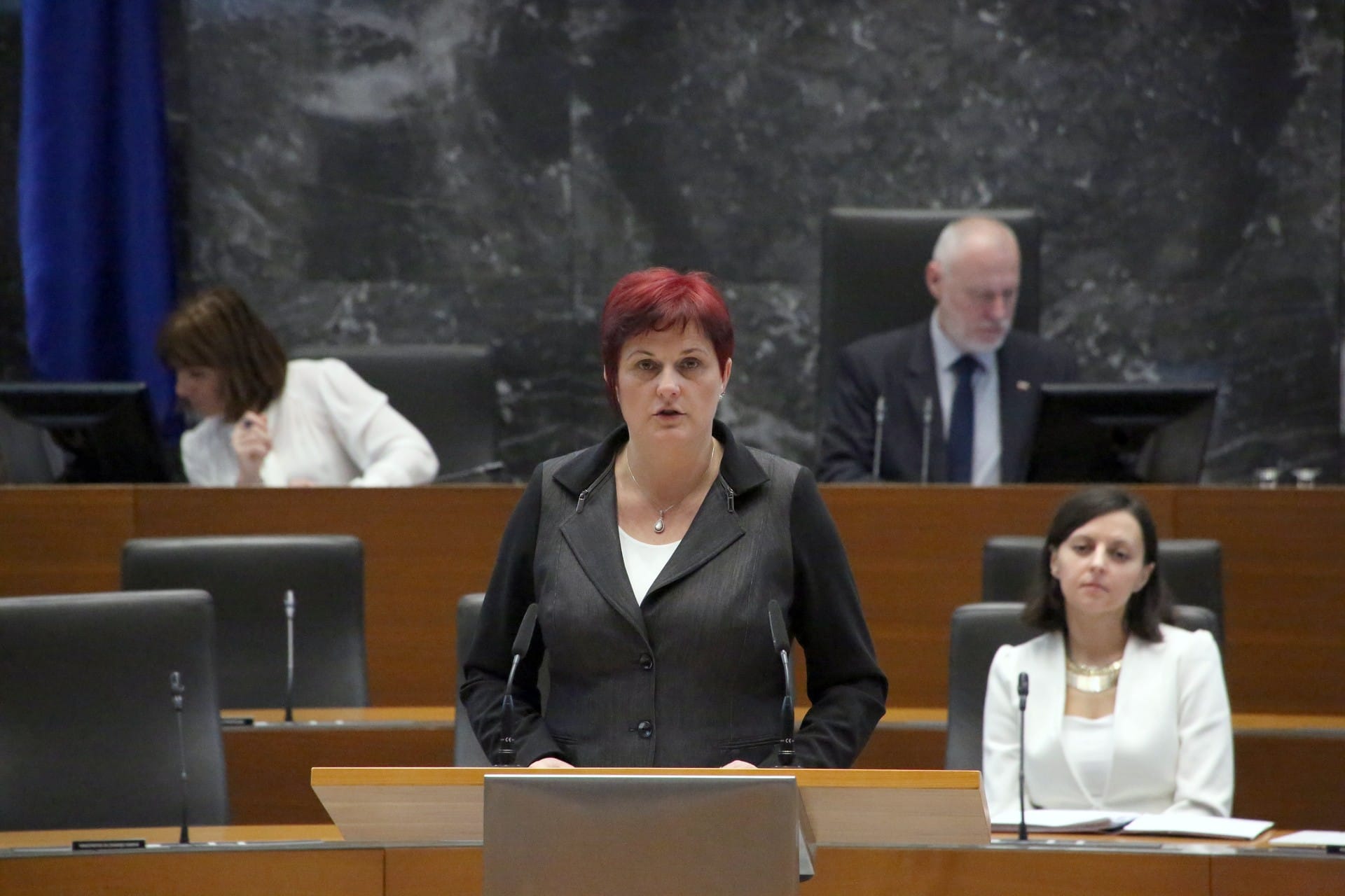 Jelka Godec: Zakaj želi ministrstvo za zdravje uvesti ukrep neplačane bolniške odsotnosti?