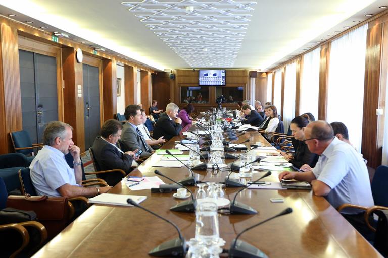 Vlada Mira Cerarja kljub podpisanemu etičnemu kodeksu brez integritete