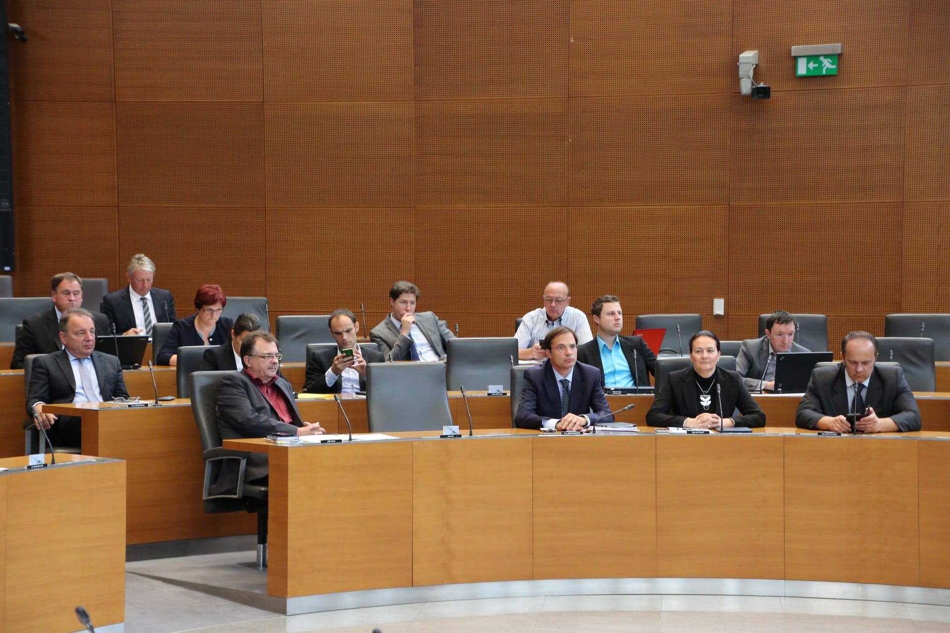 Ministrstvo za izobraževanje naj zagotovi sredstva šolam za zamenjavo učbeniških skladov