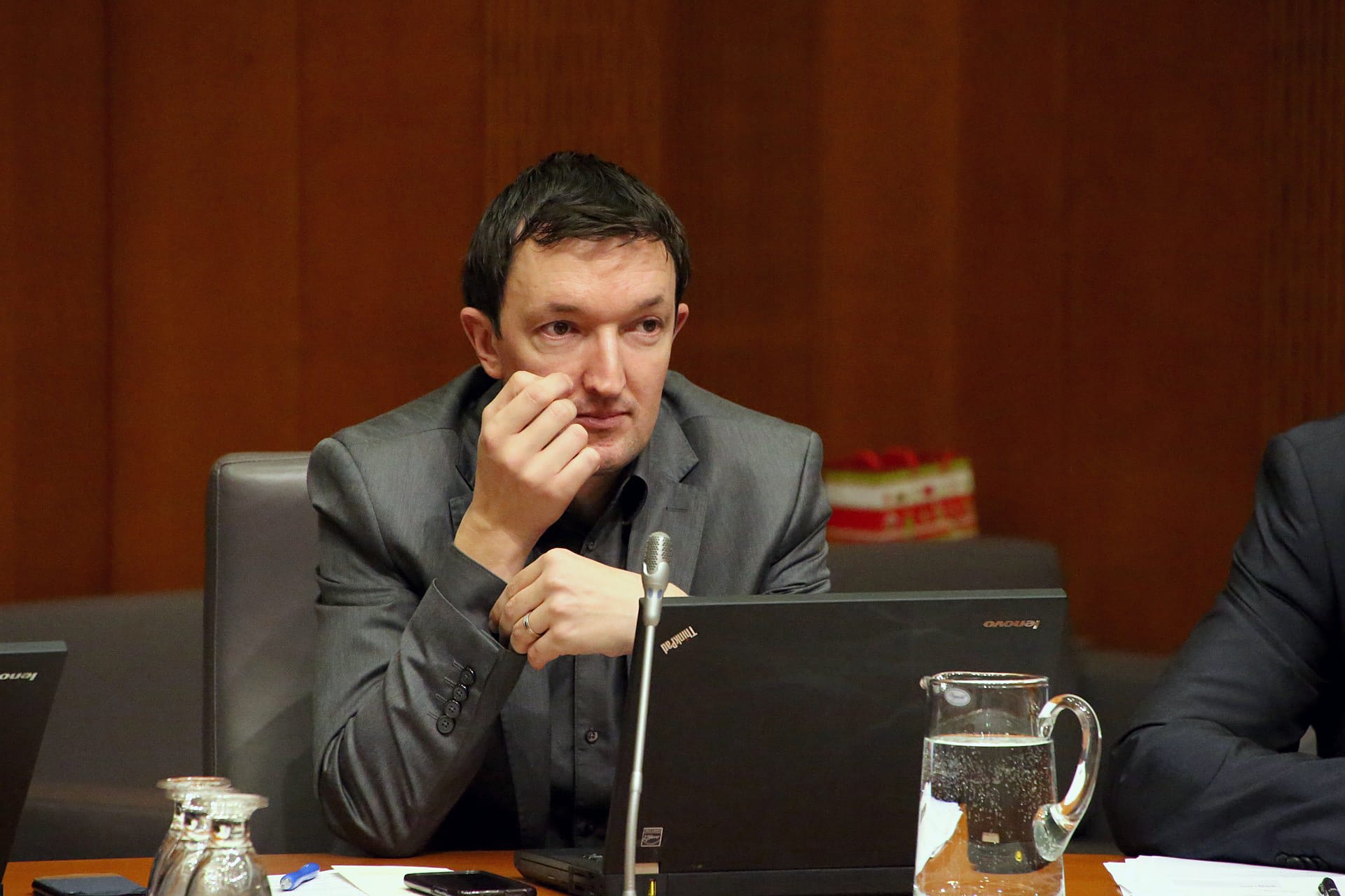 Na področju visokega šolstva je veliko odprtih vprašanj, od financiranja do uporabe tujega jezika