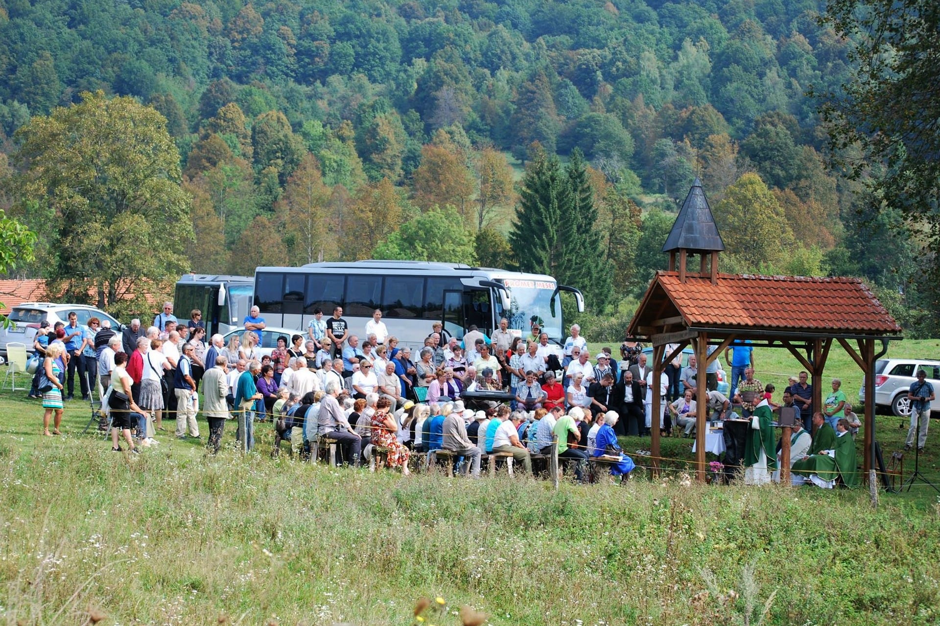 Ženski odbor SDS na spominski slovesnosti v Podlesju