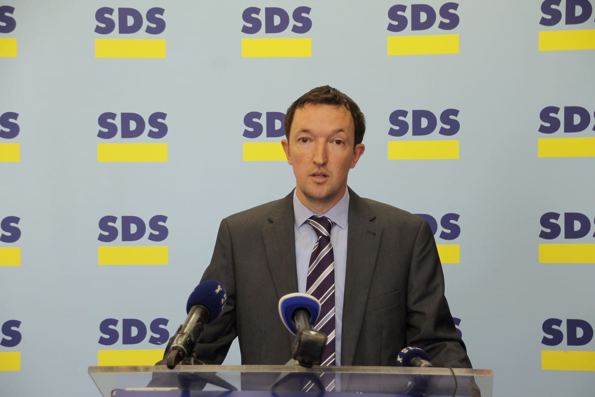Ministrica za izobraževanje Maja Makovec Brenčič krši ustavo, zato naj odide z mesta ministrice