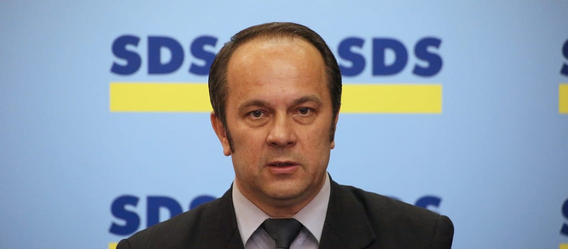 Kako vlada opravičuje prisotnost simbola poražene JLA na državni proslavi ob 25. obletnici odhoda zadnjega vojaka JLA?
