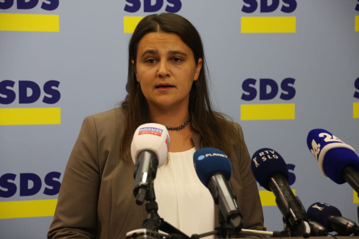 Ministrica Anja Kopač Mrak bi morala zaradi nezakonitosti in kršitev človekovih pravic odstopiti