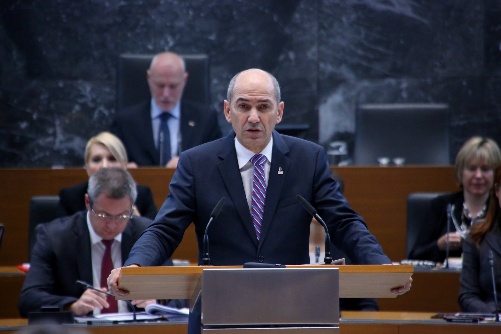 Janez Janša: Vlada Mira Cerarja jezdi na valovih stihije ter se boji ure in koledarja