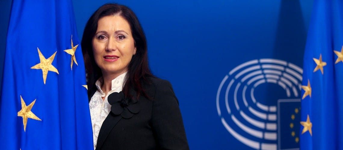 Nacionalni organi so dolžni preiskovati posamezne primere poveličevanja totalitarnih sistemov, pravi komisarka Vera Jourova