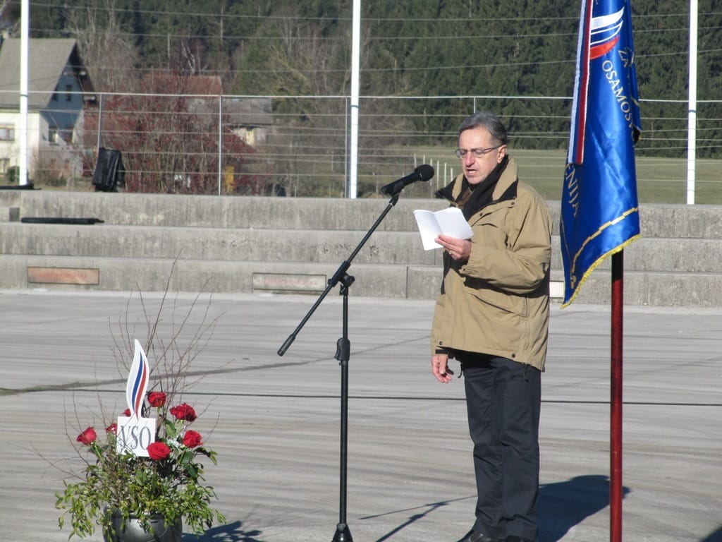 Čast in dolžnost vojaka je služiti domovini. Služiti ideologiji ali partiji pa je razvrednotenje vojakovega dostojanstva.