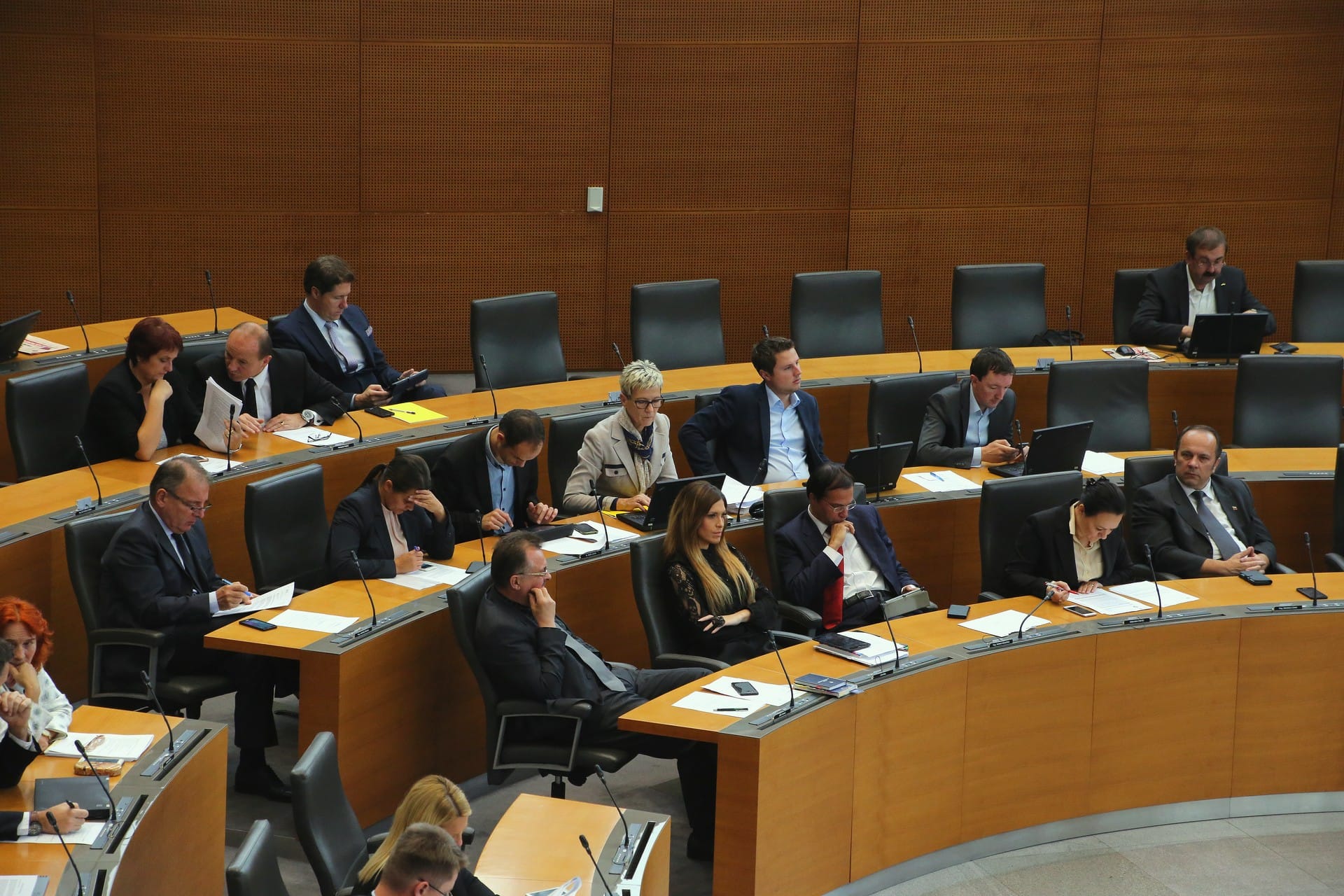 V poslanski skupini SDS opozarjamo na nespoštovanje zakonodaje s strani Agencije za trg vrednostnih papirjev