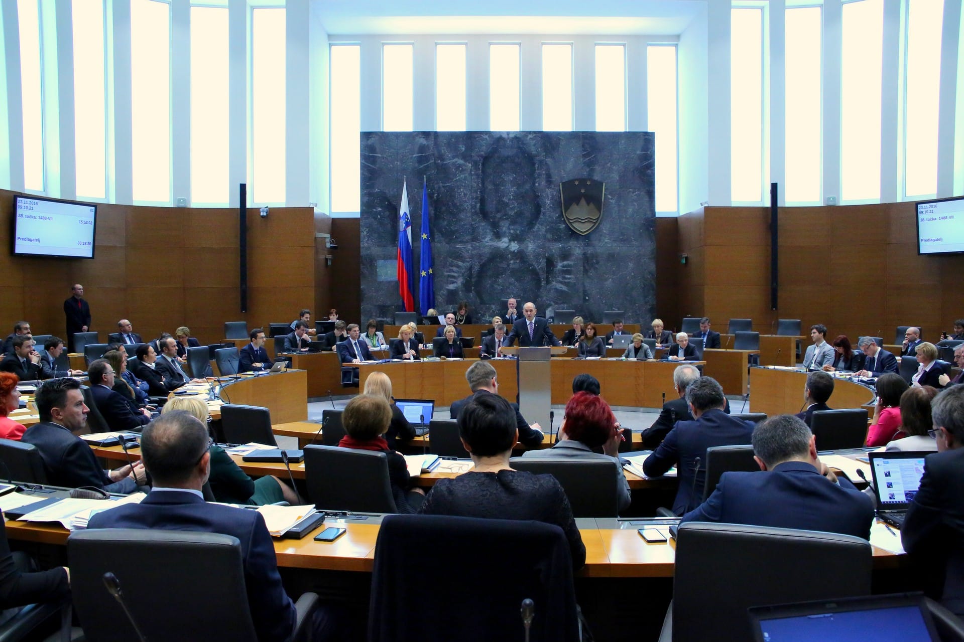 Na predlog poslanske skupine SDS danes o nadzoru nad odločitvami tožilcev