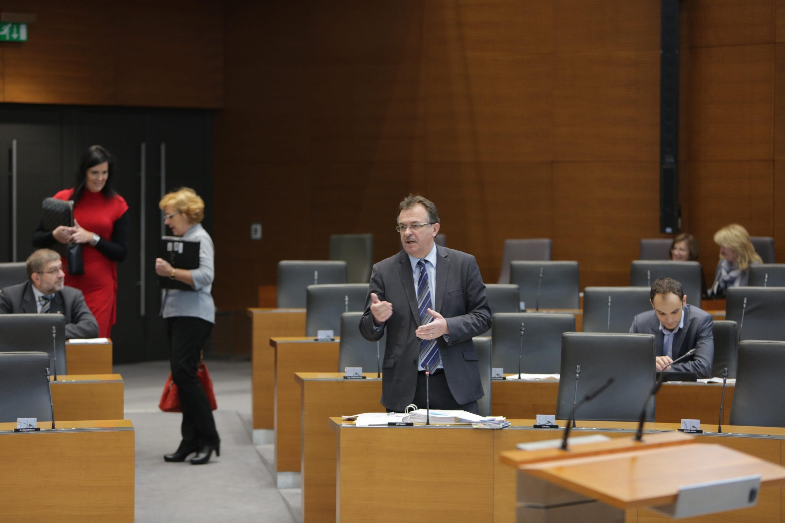 Za 2% železniške proge bi vlada Mira Cerarja namenila več kot 1 milijardo evrov