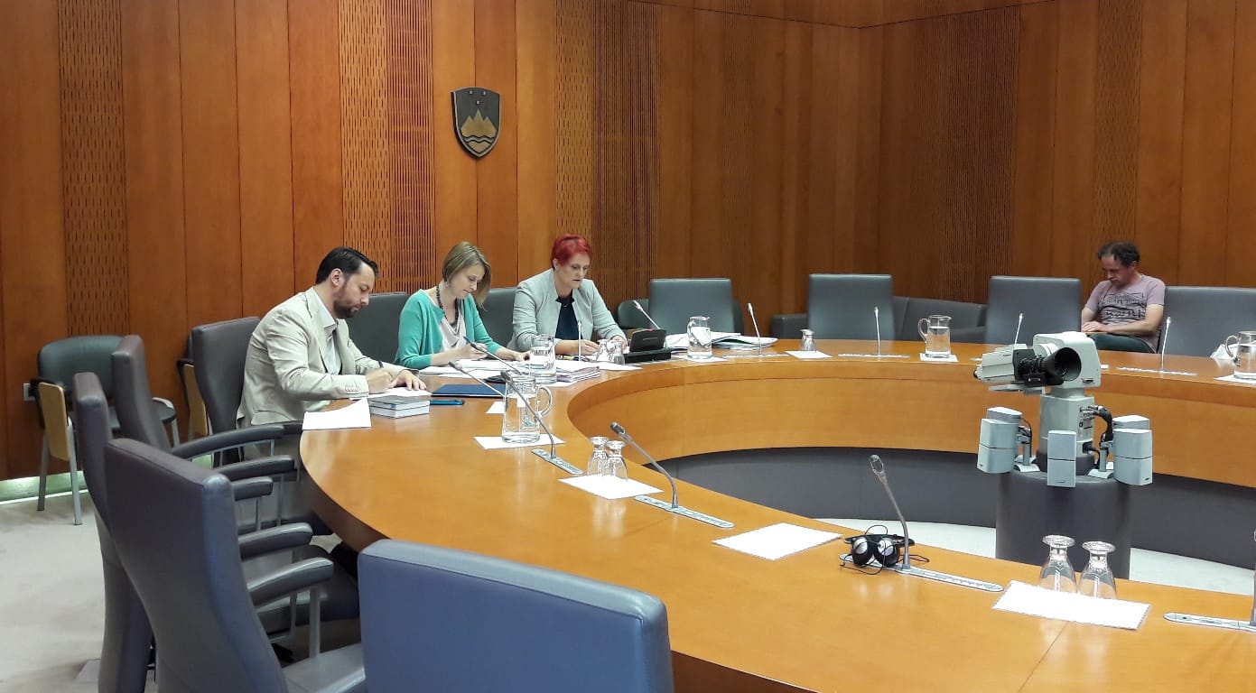 Po Repovžu pred preiskovalno komisijo o nakupu in prodaji žilnih opornic prihajata Zemljarič in Miklavčič