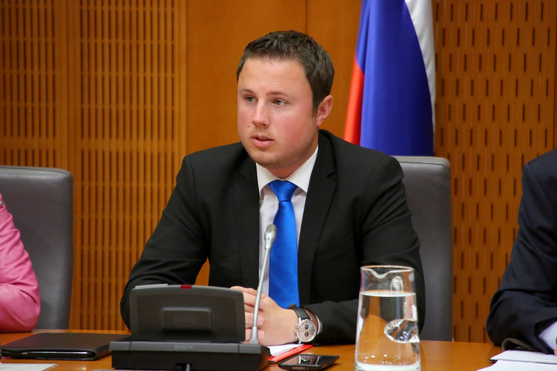 Žan Mahnič: Miro Cerar je tisti, ki v primeru arbitražnega sporazuma rožlja z orožjem