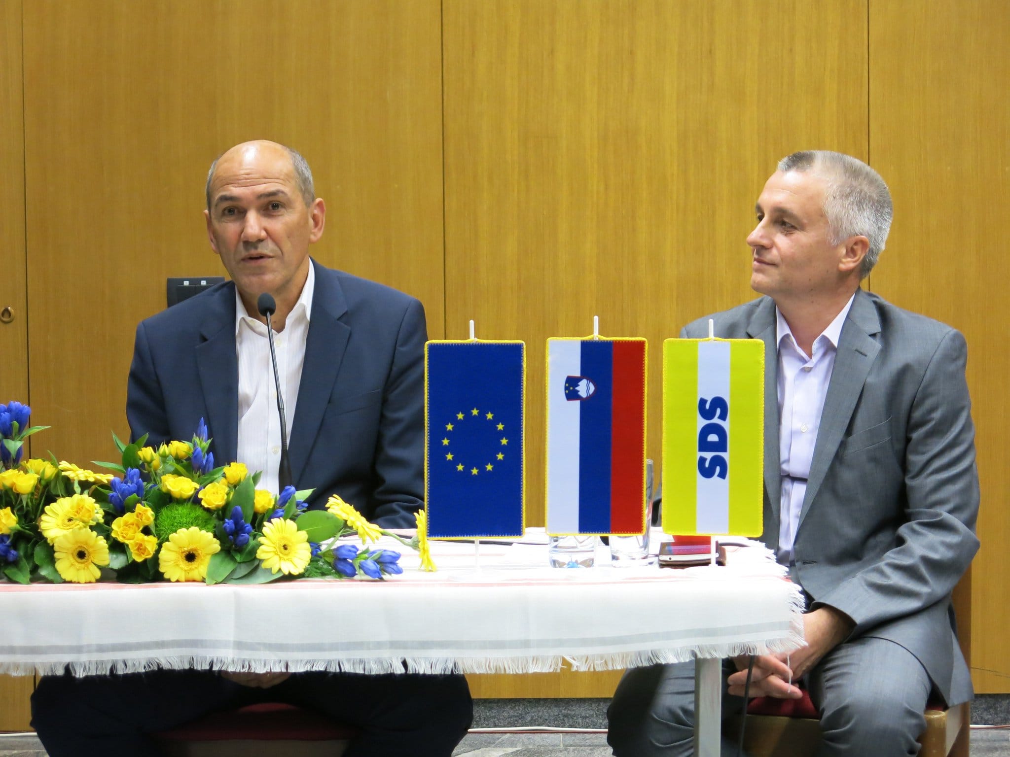 Janez Janša v Mengšu: Ste pripravljeni dati gradbenim tajkunom vsak tisoč evrov iz svojega žepa?