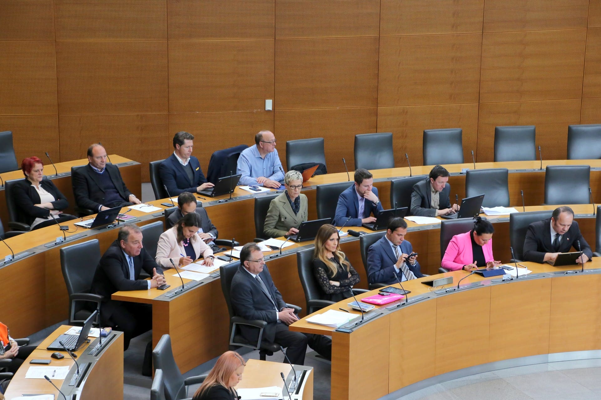 Danes na seji KNJF: Kolikšna je višina posredne in neposredne škode zaradi suma pranja denarja v NLB?
