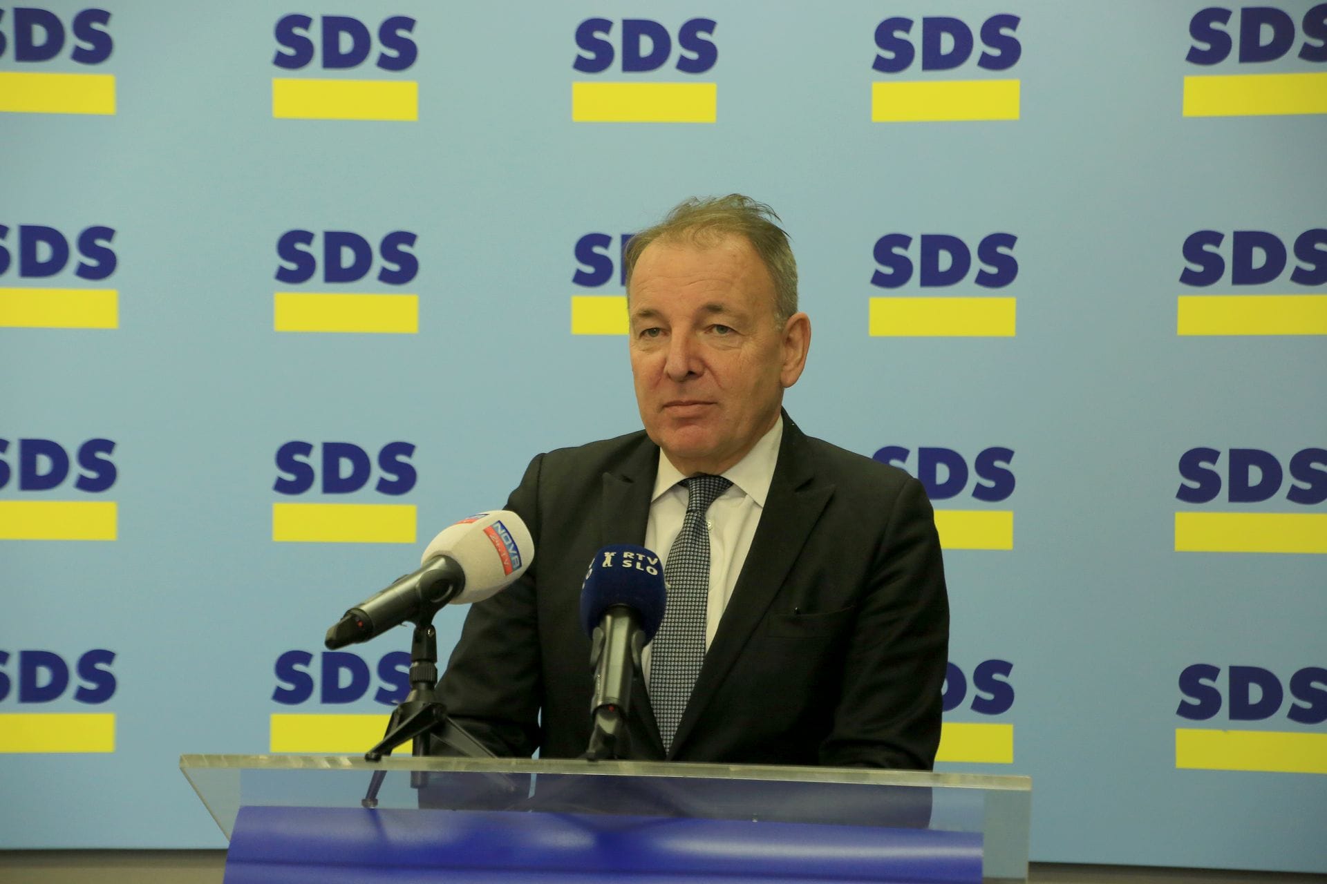 Predlagamo znižanje DDV na predkrizno raven in novo znižano stopnjo v višini 5 %.