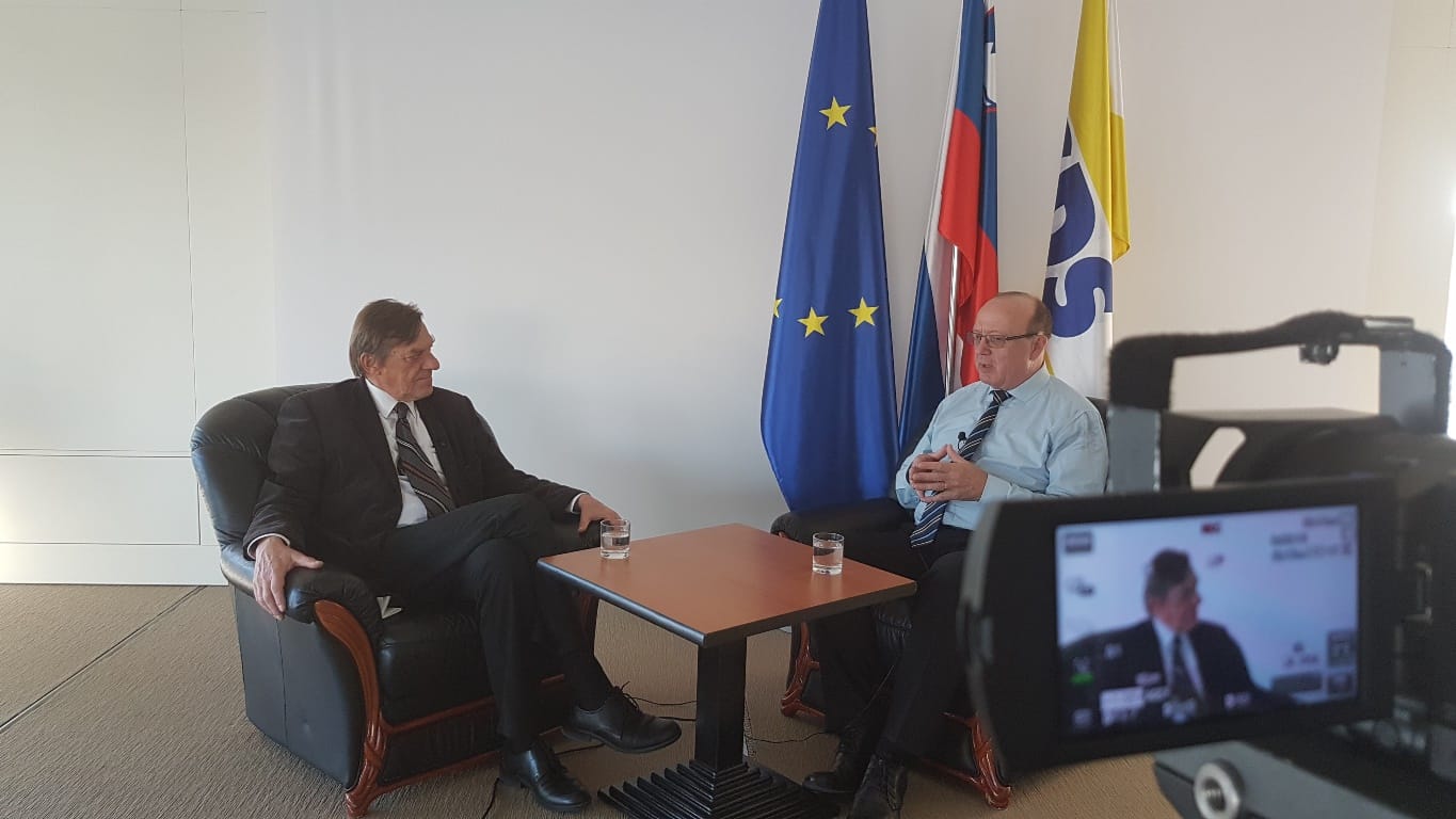 Dr. Vinko Gorenak: Poseg Mira Cerarja v deportacijo ilegalnega migranta Ahmada je norčevanje iz prava in zdrave kmečke pameti