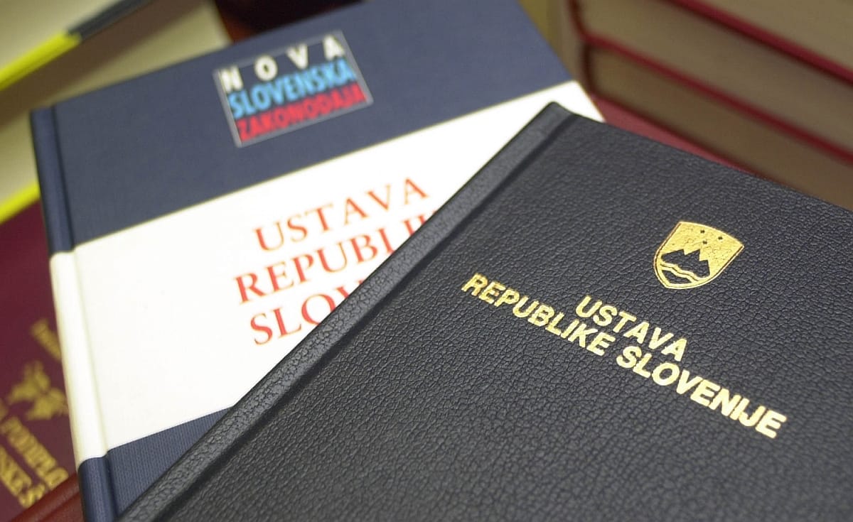 Združenje za slovensko besedo: Zaradi izjav o spreminjanju ustave bi moral predsednik vlade v naslednjih urah odstopiti