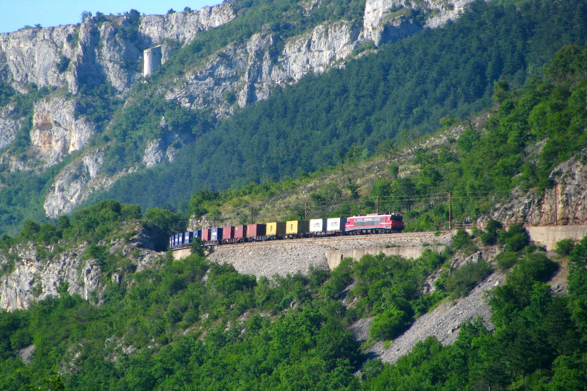 Vladne obljube, da 2. tir domnevno prinaša 9.000 novih delovnih mest, so navadno zavajanje