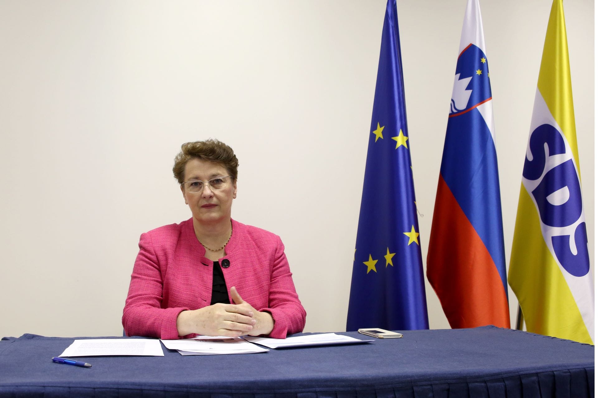 Samohvala ministrice za zdravje ali papir prenese vse.