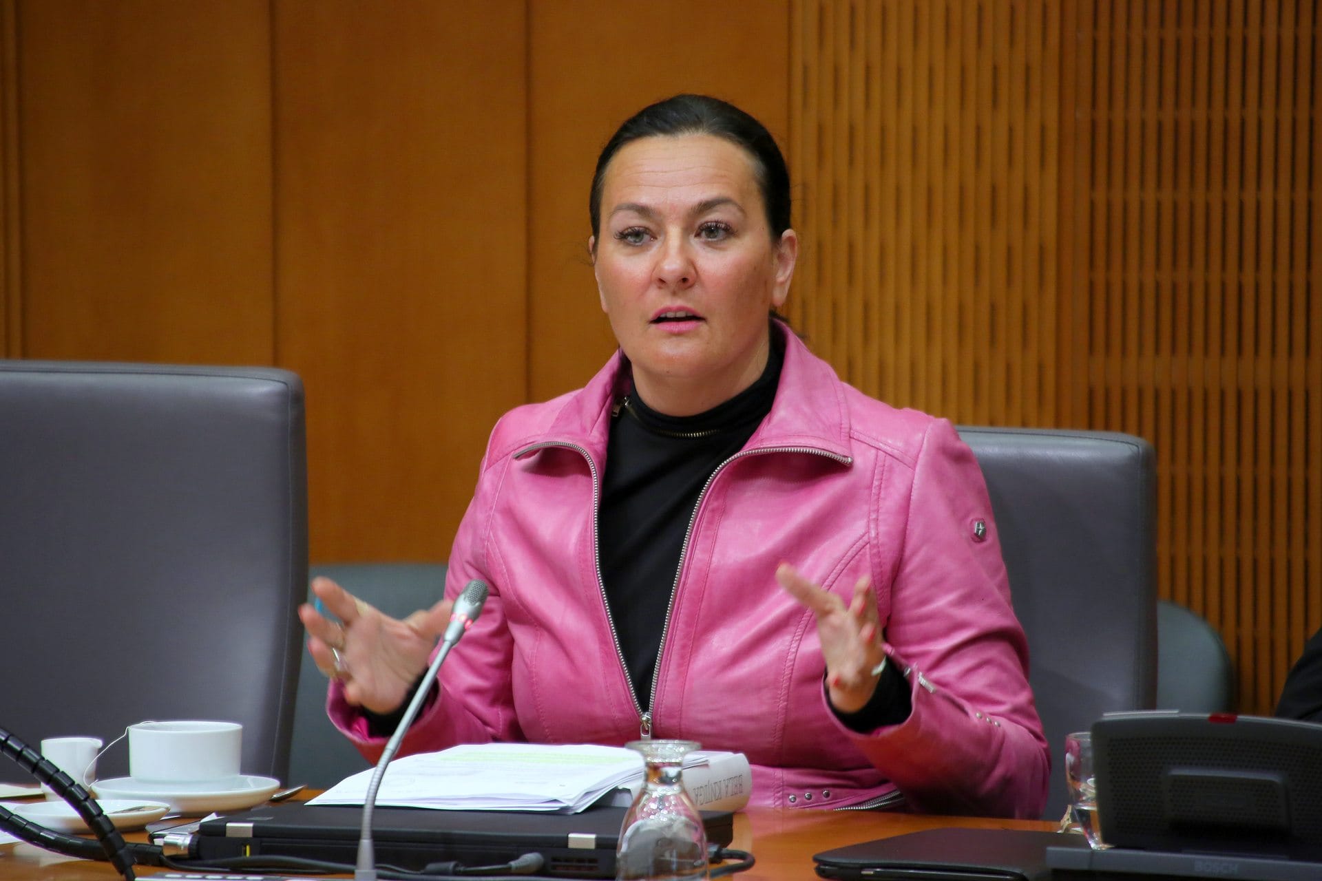 Anja Bah Žibert: Je bila ministrica brez resorja Alenka Smerkolj v Dubaju in Butanu na turističnih potovanjih na stroške davkoplačevalcev?