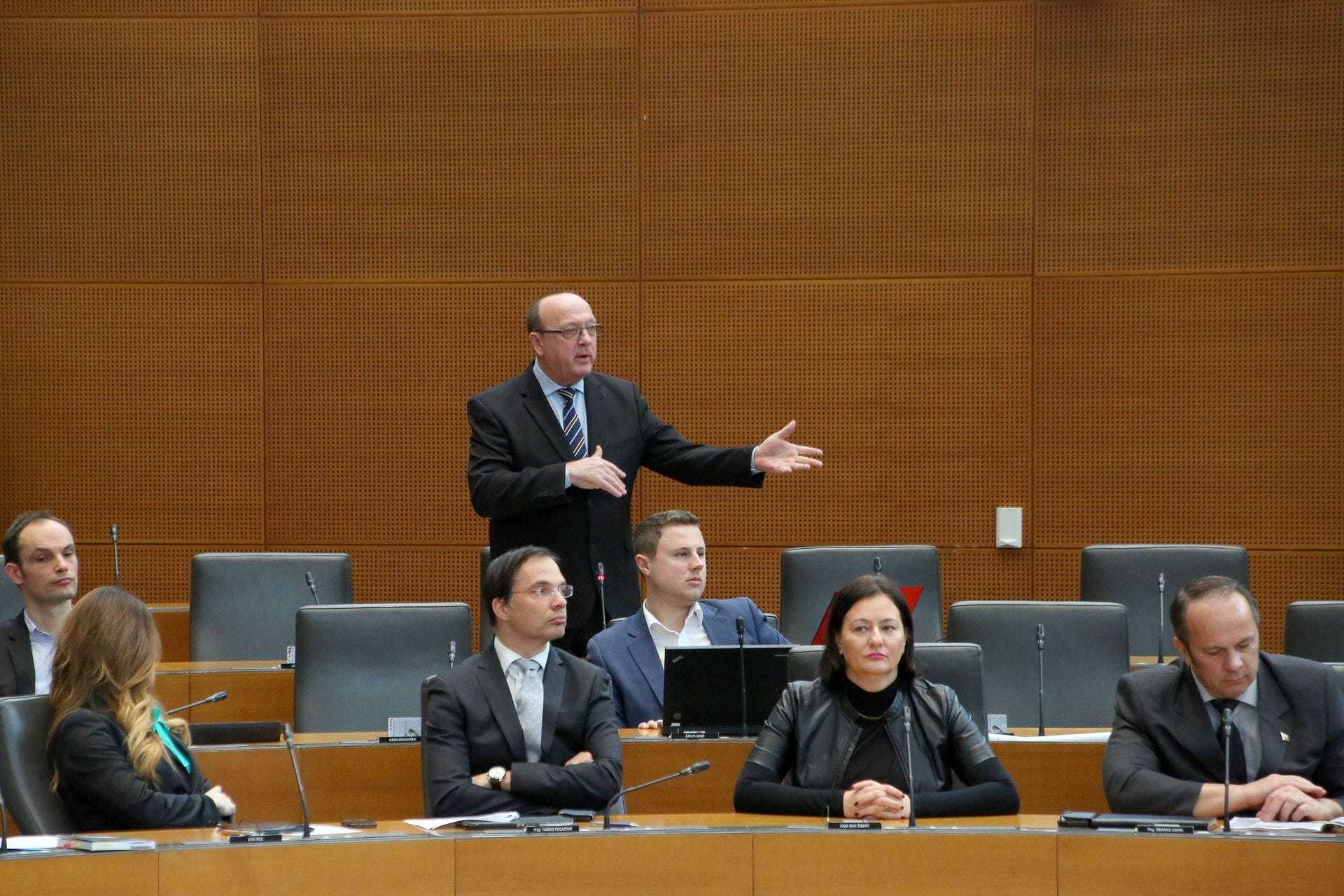 Koalicijski poslanci predlagajo zakone o zagotavljanju pogojev za izvolitev XY poslanca ali za njegovo novo službo