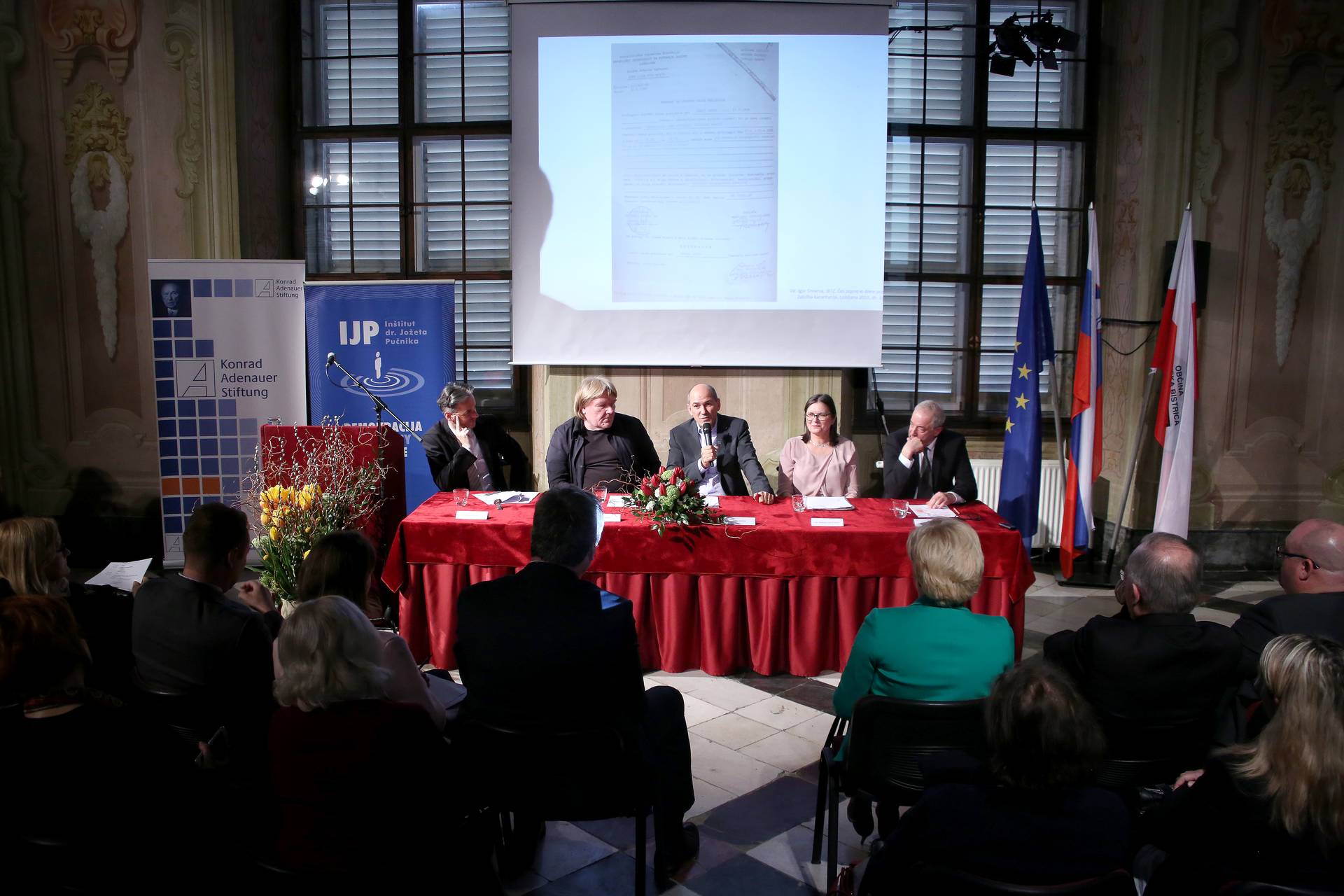 Janez Janša: Človek, ki je pokadroval večino ljudi v sodstvu, danes trdi, da imamo politično sodstvo
