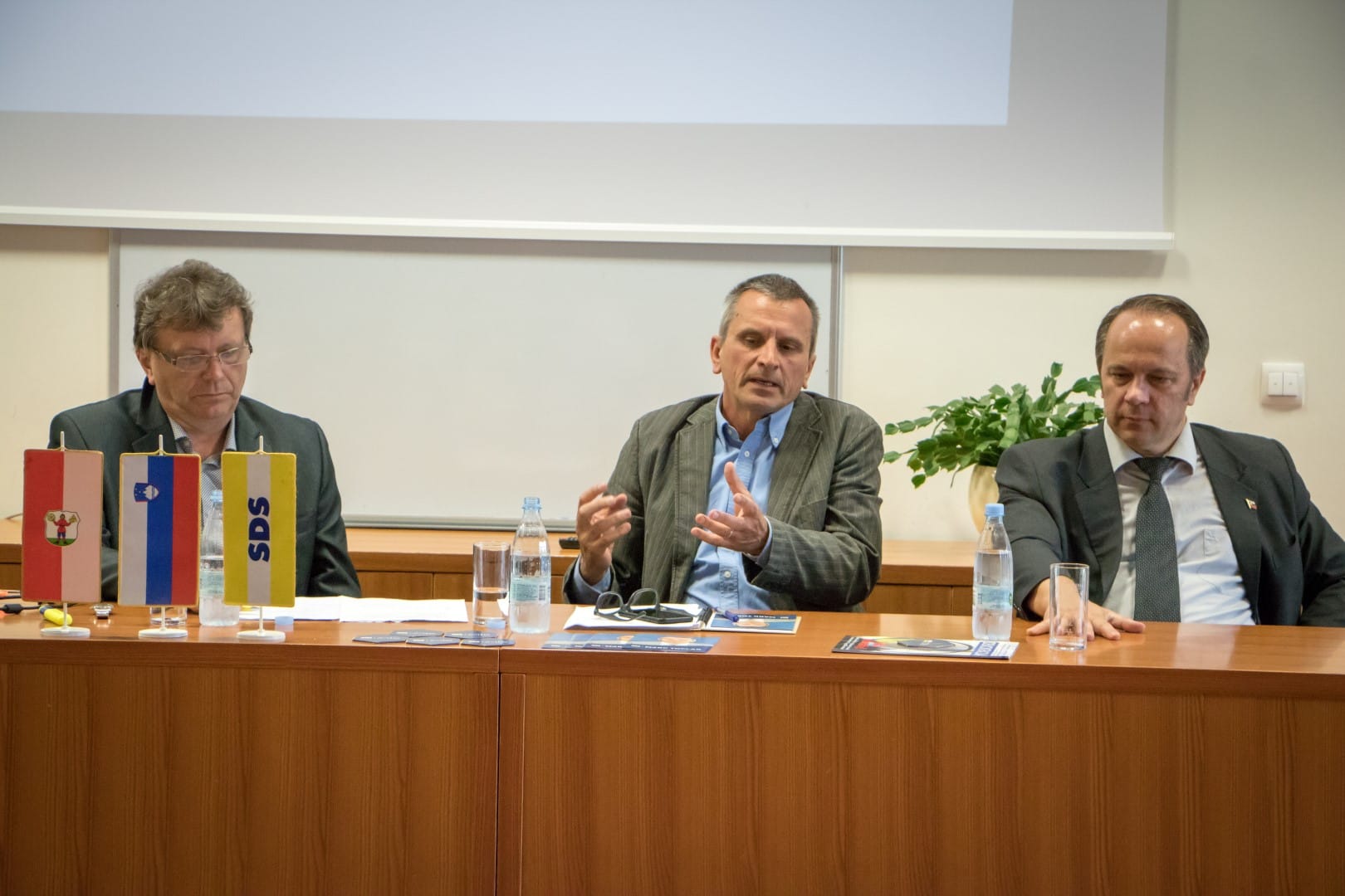 Pogovorni večer z mag. Brankom Grimsom in Markom Toplakom v Lescah »Zdaj gre za Slovenijo«
