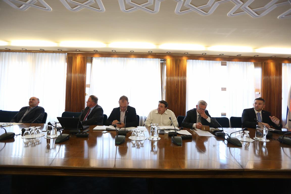 Odbor za okolje in prostor: Lažni magister in prvi zagovornik gradnje drugega tira postaja minister?