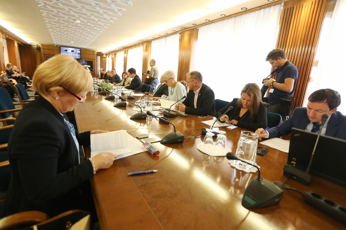 Se pod novo kmetijsko ministrico obeta še več predpisov za slovenskega kmeta?