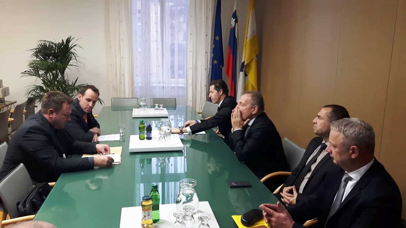 SDS s predlogom rešitve problema obdavčitve dohodkov delavcev migrantov