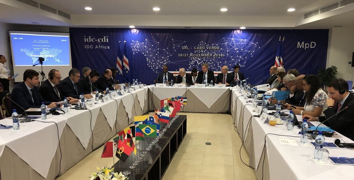 Po svetu zaskrbljeni nad dogajanji v Sloveniji, sprejeta Resolucija o Sloveniji