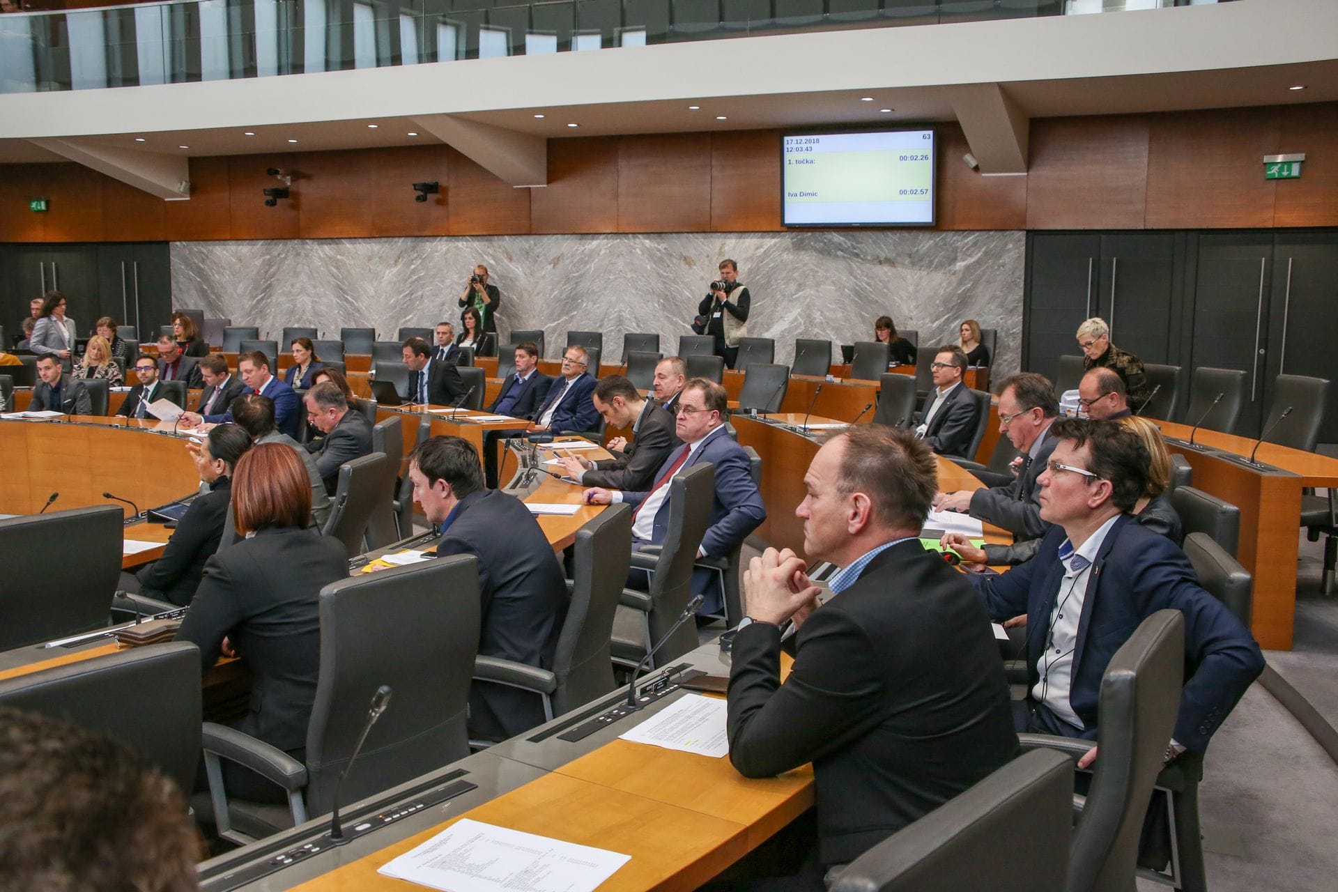 [SEJA DRŽAVNEGA ZBORA] Ukrepi za državljane glede prodaje vina, operativnega gasilstva in dohodnine