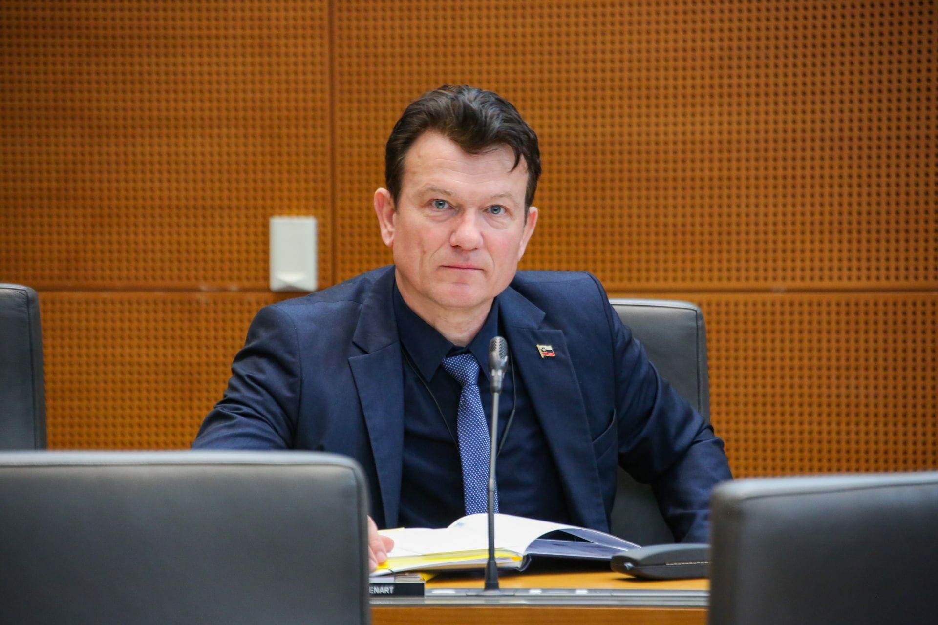 Jožef Lenart: Zakaj se državljanu BiH kljub številnim kaznivim dejanjem ne izda prepovedi vstopa v državo?