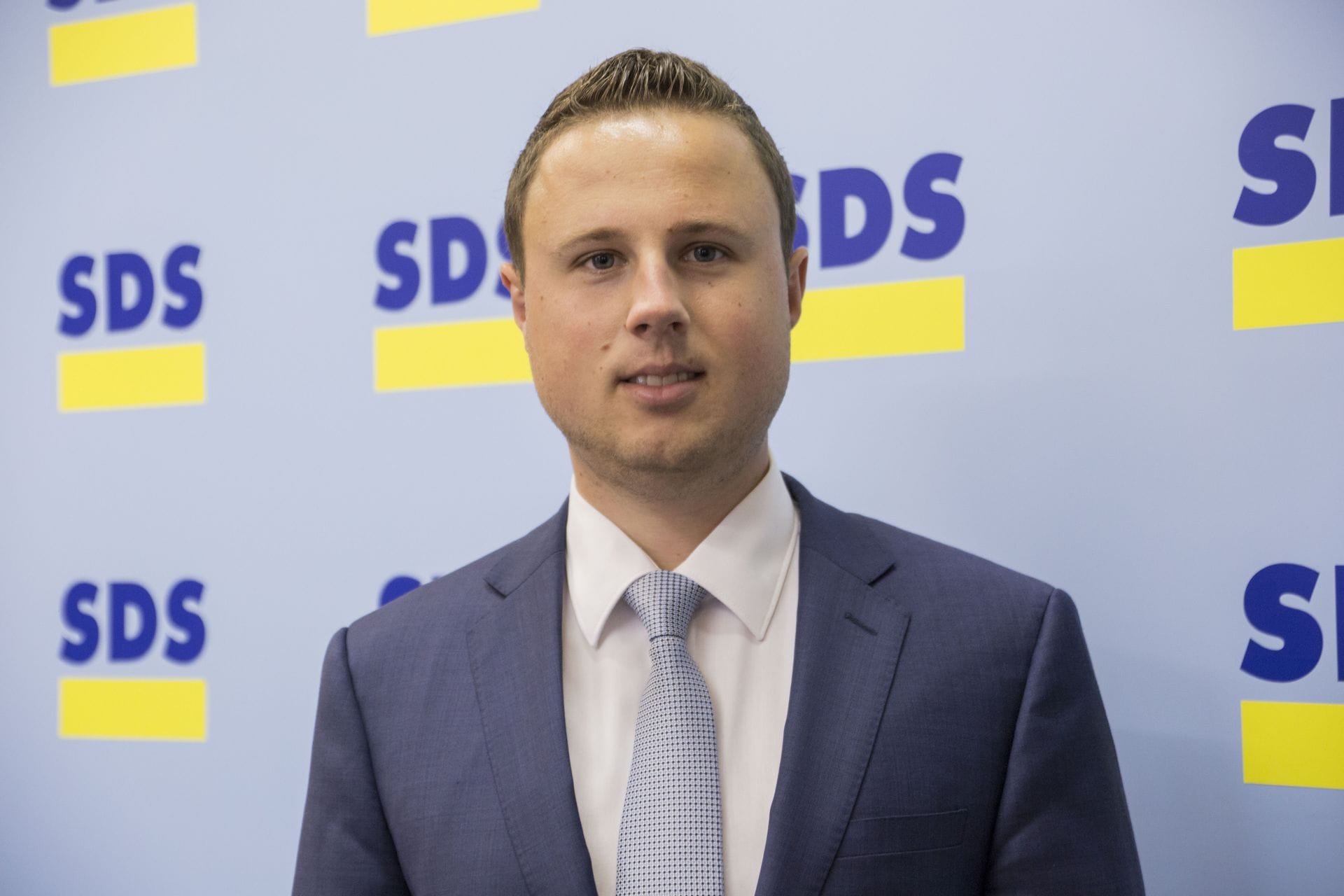 Preiskovalna komisija naj preišče financiranje strank SMC in SD